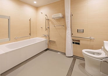 画像：バスルームとトイレスペースの各所に手すりをつけた